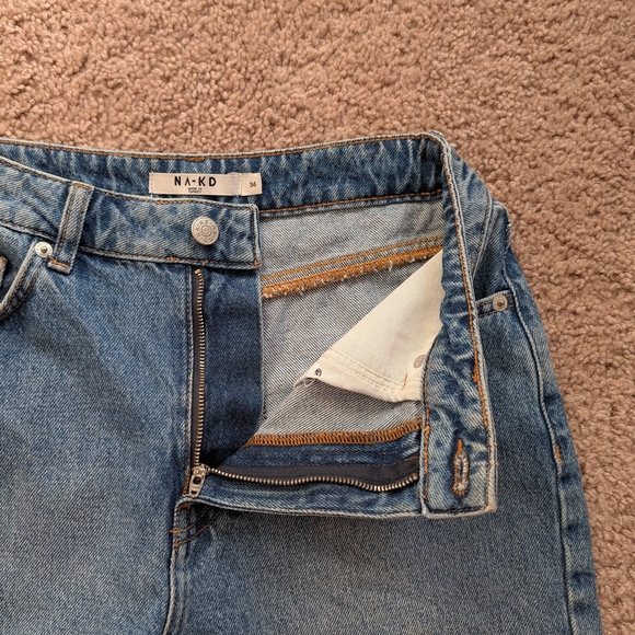 NA-KD Medium Wash Blue High Waisted Raw Hem Denim Shorts Size 36 - Picture 6 of 9